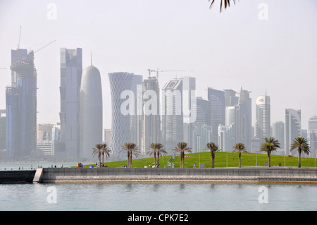 Il Corniche waterfront promenade a Doha, in Qatar, con ampie vedute dello skyline. Foto Stock