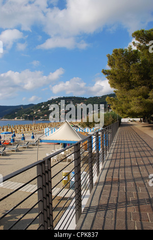 Panorama di Spotorno village, a piedi e la spiaggia, mare Mediterraneo, Liguria, Italia Foto Stock