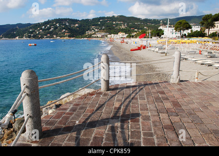 Panorama di Spotorno village, a piedi e la spiaggia, mare Mediterraneo, Liguria, Italia Foto Stock