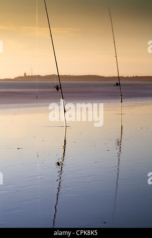 Due canne da pesca sulla spiaggia. Una lunga esposizione shot. Foto Stock