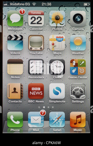 Schermo di Apple iPhone 4s che mostra le applicazioni sulla pagina iniziale con i nuovi messaggi di posta elettronica e nuovo messaggio Foto Stock