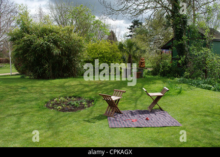 Impostazione di picnic sul prato di Kathy Brown's Garden, il Maniero, Stevington Foto Stock