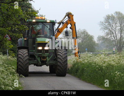 Manutenzione autostrada taglio erba sconfinano Foto Stock