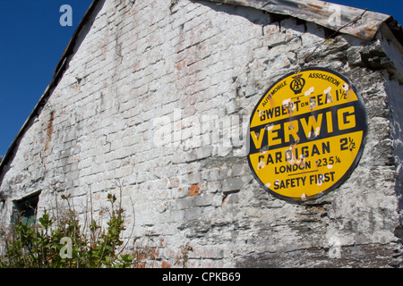 In vecchio stile in lingua inglese sul segno garage in disuso a y Ferwif - Verwig Foto Stock