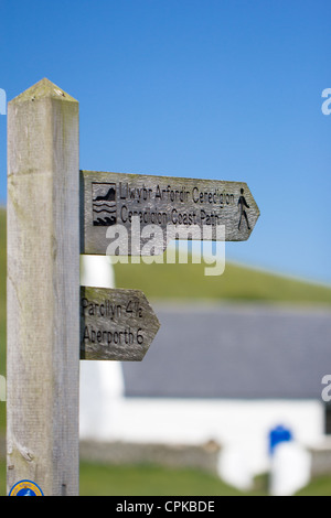 Ceredigion costa segno del percorso che puntano a Parcllyn e Aberporth a Mwnt, con la chiesa dipinta di bianco nella rassegna Foto Stock