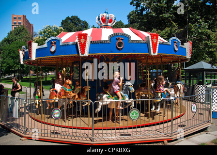 Bambine ride giostra (Merry Go Round) il Boston Common Foto Stock