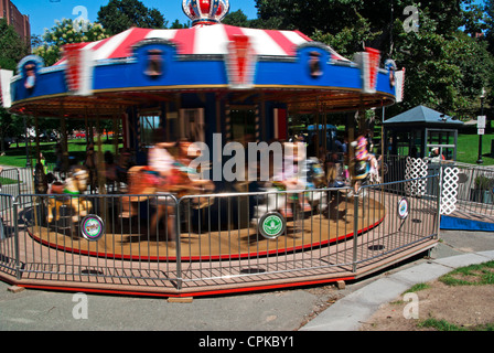 Bambine ride giostra (Merry Go Round) il Boston Common Foto Stock