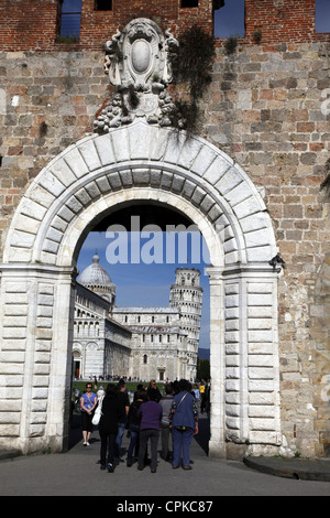 Torre pendente e la Cattedrale di St Mary PISA TOSCANA ITALIA 09 Maggio 2012 Foto Stock