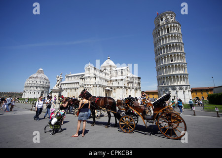 HORSE & CART il battistero ST. MARY cattedrale e la torre pendente di pisa toscana italia 11 Maggio 2012 Foto Stock