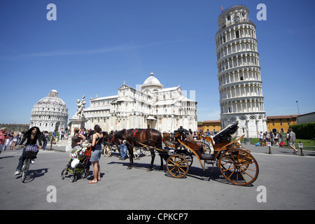 HORSE & CART il battistero ST. MARY cattedrale e la torre pendente di pisa toscana italia 11 Maggio 2012 Foto Stock