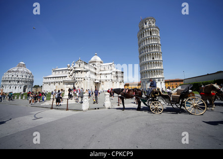 HORSE & CART il battistero ST. MARY cattedrale e la torre pendente di pisa toscana italia 11 Maggio 2012 Foto Stock