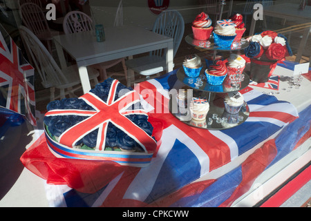 Union Jack torta di cuore e tortine in una vetrina per commemorare il diamante della regina Giubileo 2012 Cardiff Wales UK Foto Stock