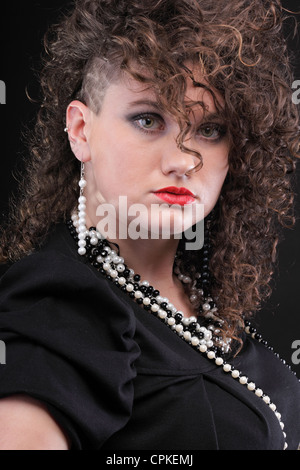 Ragazza - ear piercing super donna capelli scuri marrone naturale dai capelli sfondo nero Foto Stock