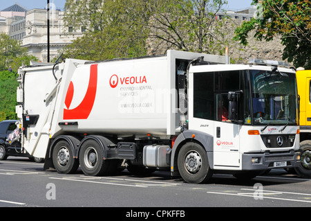 Veolia servizi ambientali hgv Tipper camion carrello della polvere raccolta rifiuti veicolo commerciale che guida lungo la strada di Londra in Tower Hamlets Inghilterra Regno Unito Foto Stock