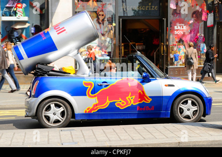 Mini Cabrio auto convertite a promuovere la Red Bull bere incorporando grandi possono Foto Stock