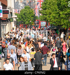 Folla di turisti e amanti dello shopping dall'alto, a piedi sulla trafficata Oxford Street, lungo la strada dello shopping West End e i negozi di fronte al giorno estivo di Londra UK Foto Stock