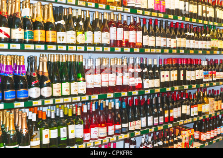Le bottiglie di vino sugli scaffali del supermercato - Francia. Foto Stock