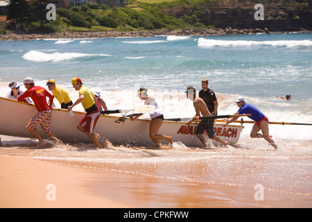 Legni tradizionali di salvataggio barca venga tirato fuori f'oceano, avalon beach,Sydney , Australia Foto Stock