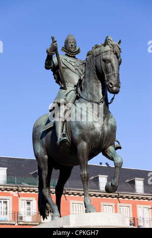 Statua di bronzo di re Filippo III costruito nel 1616 vicino alla Plaza Mayor di Madrid in Spagna. Foto Stock