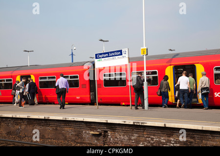 Clapham Junction piattaforma con treno South West - Londra - Regno Unito Foto Stock