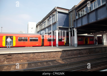 Clapham Junction piattaforma con treno South West - Londra - Regno Unito Foto Stock