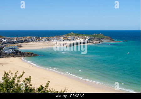 Al di sopra di San Ives Porthminster beach con il porto e la città in lontananza. Cornwall Regno Unito. Foto Stock