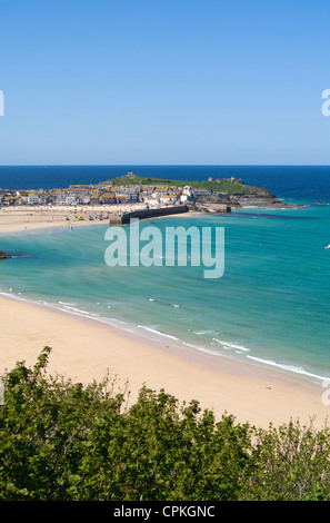 Al di sopra di San Ives Porthminster beach con il porto e la città in lontananza. Cornwall Regno Unito. Foto Stock