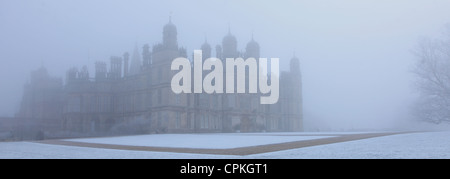 Misty Burghley House, coperto di brina hoare, Cambridgeshire, Inghilterra; Gran Bretagna; Regno Unito Foto Stock