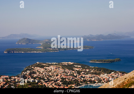 Il borgo di Babin Kuk con le isole di Elafiti in la distanza e l'isola di Mljet in lontananza Dubrovnik Croazia Foto Stock