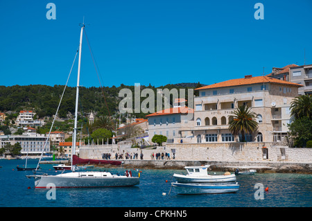 Barche vicino monastero francescano di fronte la citta di Hvar Hvar Dalmazia Croazia Europa Foto Stock