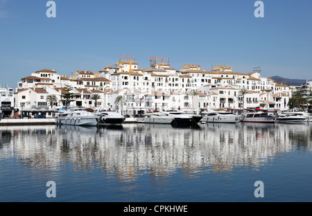 Yacht di lusso nel porto turistico di Puerto Banus a Marbella, Spagna Foto Stock