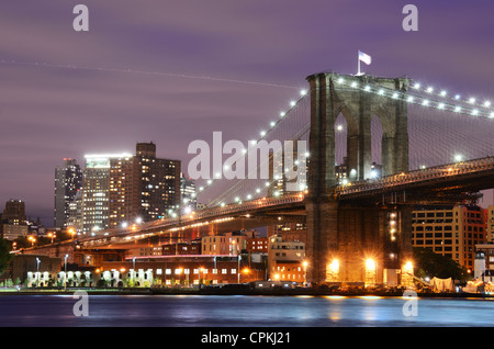 Il famoso Ponte di Brooklyn Bridge Spanning l'East River da Manhattan a New York City. Foto Stock