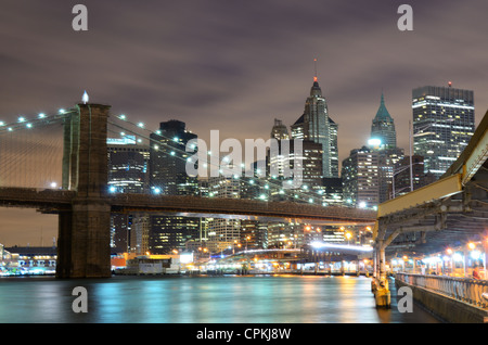 Il famoso Ponte di Brooklyn Bridge Spanning l'East River da Manhattan a New York City. Foto Stock