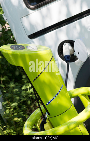 Auto elettrica ricarica delle batterie presso un terminale di ricarica Foto Stock