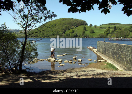 Scena romantica, giovane abbracciare da un lago Foto Stock