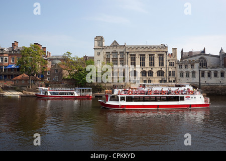 Il bianco e il rosso imbarcazioni fluviali sul fiume Ouse nel cuore della storica città di York Foto Stock