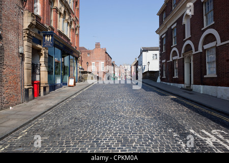 Fossgate via acciottolata fiancheggiata da edifici storici della città antica di York, Inghilterra. Foto Stock