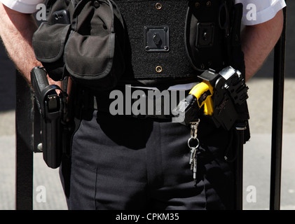 Armato di un Metropolitan police officer a Downing Street, Westminster, London, England, Regno Unito Foto Stock