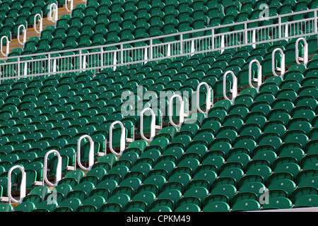Righe di verde in salotto all'aperto dello stadio, angolo basso Foto Stock
