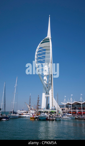 Emirati Spinnaker Tower, Gunwharf Quays, Portsmouth, Hampshire, Inghilterra, Regno Unito Foto Stock