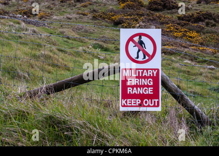 Militari di Tiro, tenere fuori, segno a Tyneham, Dorset, England, Regno Unito Foto Stock
