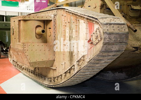 Replica Prima Guerra Mondiale 'male' serbatoio utilizzato nel film "War Horse", sul display / visualizzato in corrispondenza del serbatoio Museum Bovington, DORSET REGNO UNITO Foto Stock