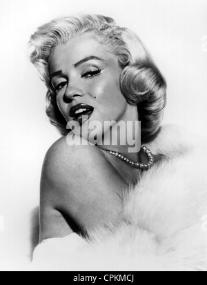 Un ritratto a colori del film di star Marilyn Monroe, raffigurato nel 1957. Lei è sorridente con la videocamera in questo mezzo corpo ritratto. Foto Stock