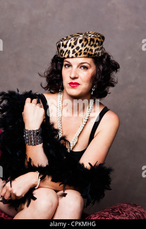 Una bruna donna pone come 1920's enca Foto Stock