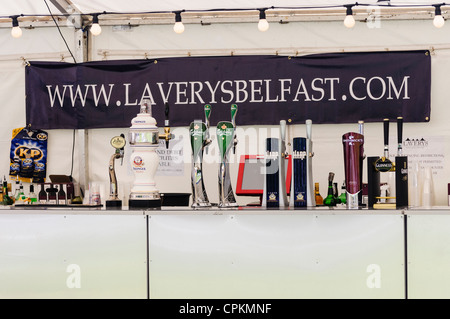 Marquee esterno da Lavery Bar Belfast con una gamma di birre a rubinetto Foto Stock