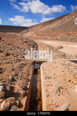 Fuerteventura Isole Canarie, dam de los Molinos, waterditch portando fuori di essa Foto Stock