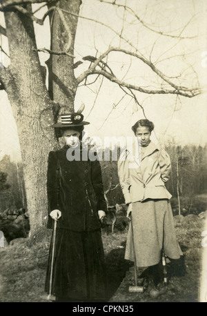 Aprile 1907 fotografia, due donne giocando croquet in Warwick, Rhode Island. Foto Stock