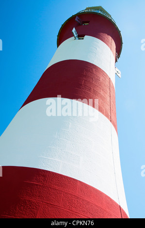 Il bianco e il rosso ex lighthouse Smeaton's Tower su Plymouth Hoe, Devon, Regno Unito Foto Stock