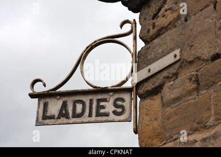 Onorevoli segno femmina esterno bagni pubblici Foto Stock
