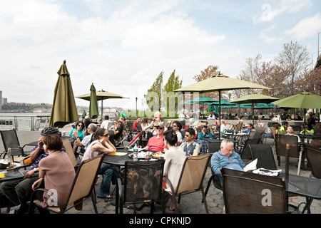 Le persone godono di calda primavera meteo mangiare fuori il giorno di apertura del Riverside Park self service esterno ristorante New York City Foto Stock